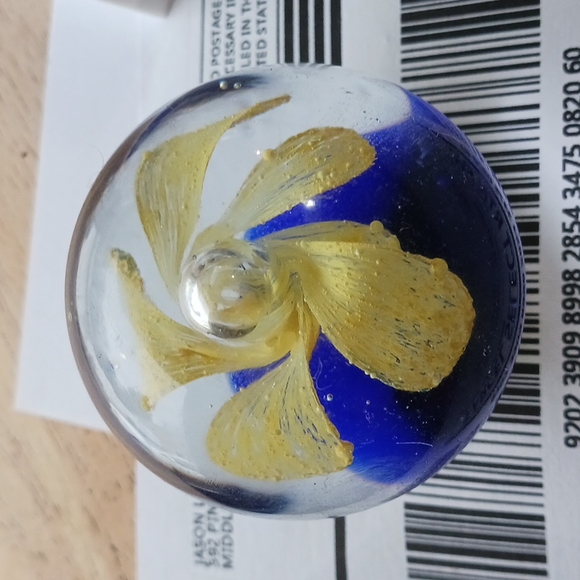 VINTAGE Glass Heavy Paperweight Flower Collectible - Picture 8 of 8